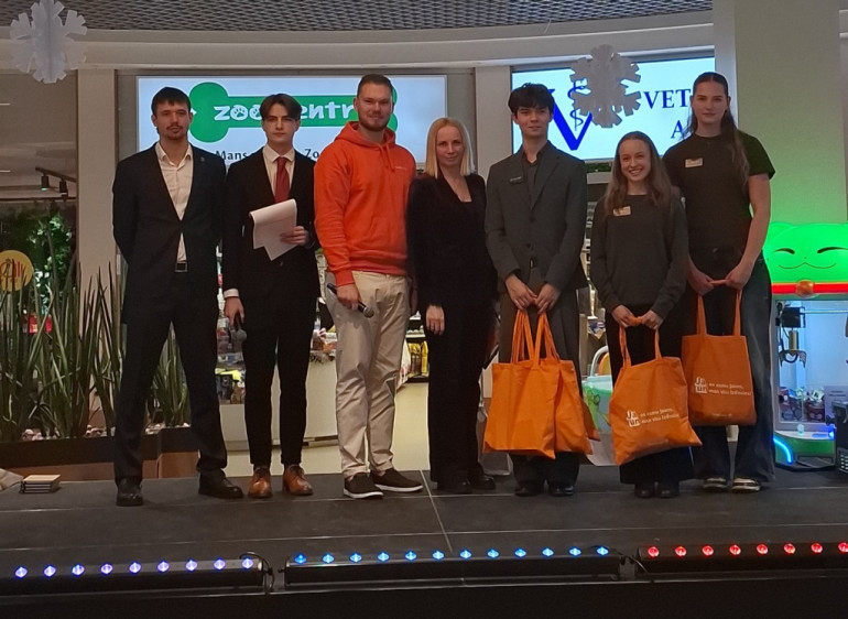 FOTO: "Cits bazārs Ogrē". Noskaidroti labākie skolēnu mācību uzņēmumi, starp labākajiem arī jaunieši no Ogres