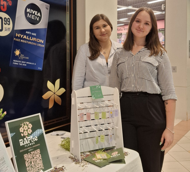 FOTO: "Cits bazārs Ogrē". Noskaidroti labākie skolēnu mācību uzņēmumi, starp labākajiem arī jaunieši no Ogres