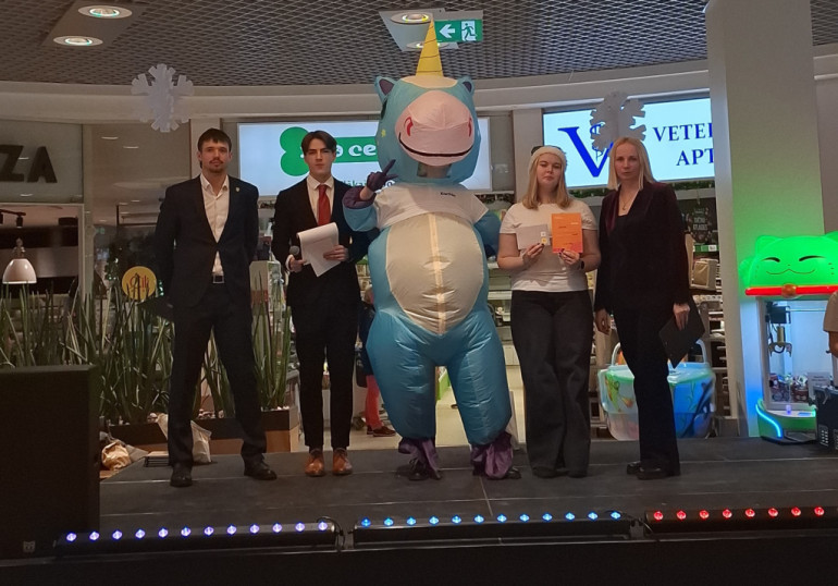 FOTO: "Cits bazārs Ogrē". Noskaidroti labākie skolēnu mācību uzņēmumi, starp labākajiem arī jaunieši no Ogres