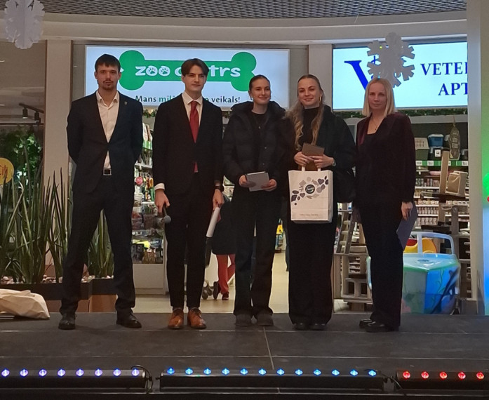 FOTO: "Cits bazārs Ogrē". Noskaidroti labākie skolēnu mācību uzņēmumi, starp labākajiem arī jaunieši no Ogres