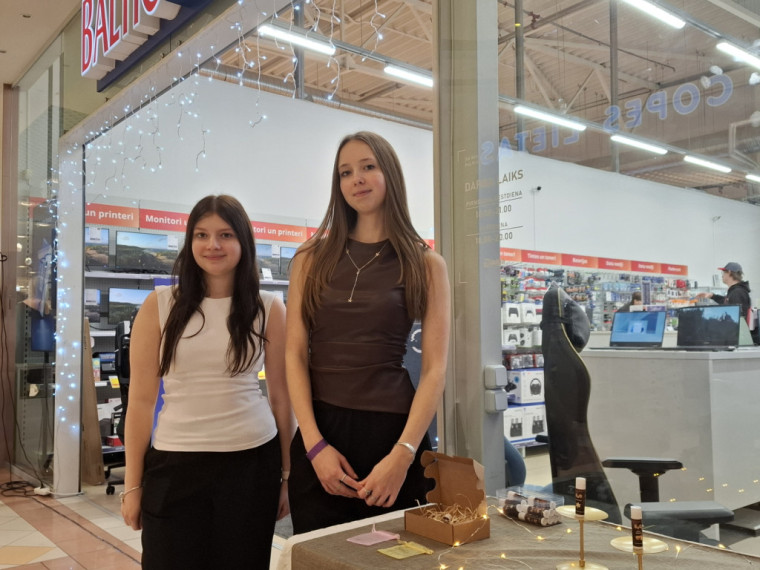 FOTO: "Cits bazārs Ogrē". Noskaidroti labākie skolēnu mācību uzņēmumi, starp labākajiem arī jaunieši no Ogres