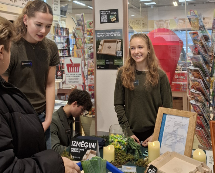 FOTO: "Cits bazārs Ogrē". Noskaidroti labākie skolēnu mācību uzņēmumi, starp labākajiem arī jaunieši no Ogres