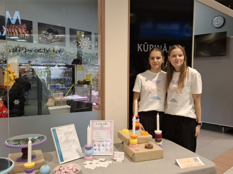 FOTO: "Cits bazārs Ogrē". Noskaidroti labākie skolēnu mācību uzņēmumi, starp labākajiem arī jaunieši no Ogres