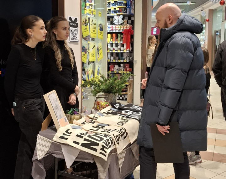 FOTO: "Cits bazārs Ogrē". Noskaidroti labākie skolēnu mācību uzņēmumi, starp labākajiem arī jaunieši no Ogres