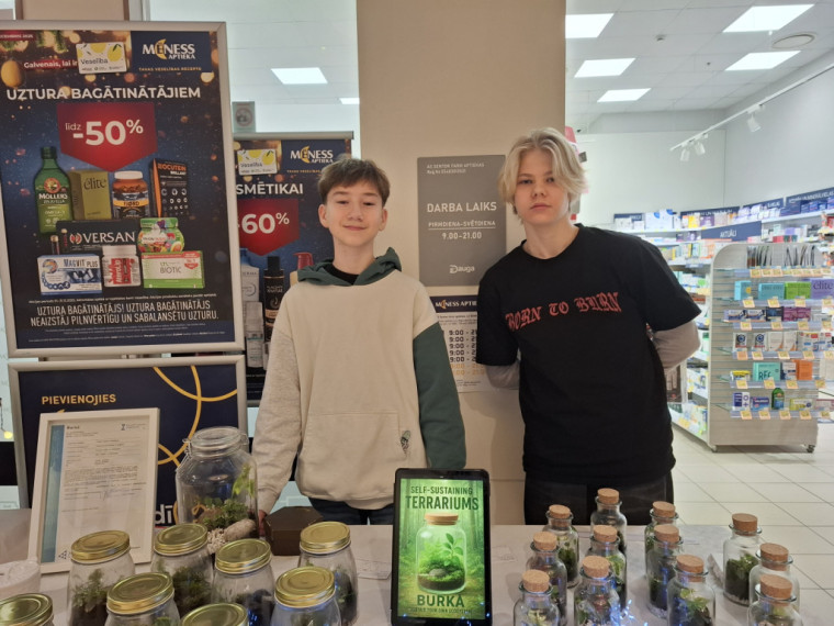 FOTO: "Cits bazārs Ogrē". Noskaidroti labākie skolēnu mācību uzņēmumi, starp labākajiem arī jaunieši no Ogres