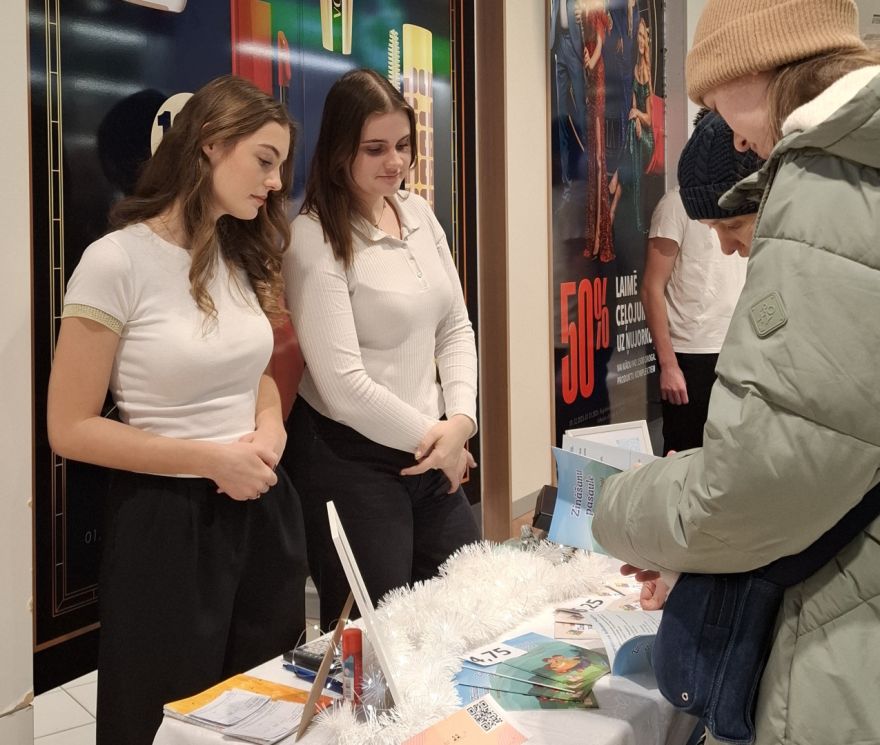 FOTO: "Cits bazārs Ogrē". Noskaidroti labākie skolēnu mācību uzņēmumi, starp labākajiem arī jaunieši no Ogres