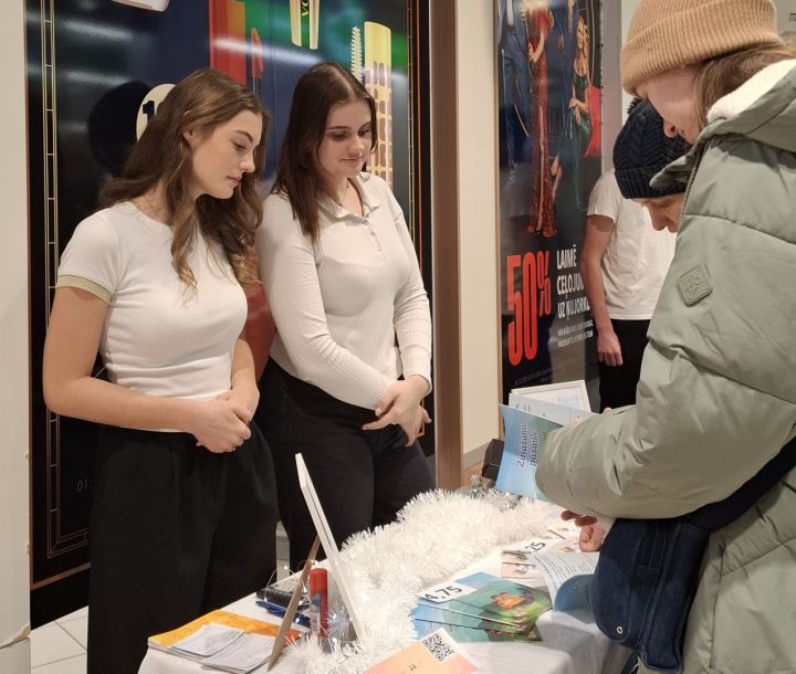 FOTO: "Cits bazārs Ogrē". Noskaidroti labākie skolēnu mācību uzņēmumi, starp labākajiem arī jaunieši no Ogres