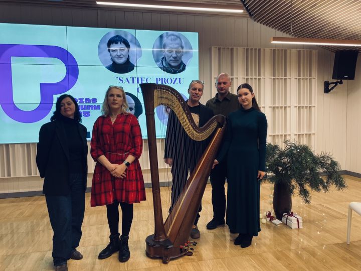 Ogrē izskanējuši prozas lasījumi arfas pavadībā