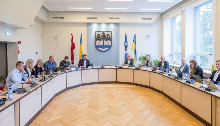 Ogres valdošās koalīcijas deputāti neplāno atbalstīt opozīcijas priekšlikumu gāzt Helmani