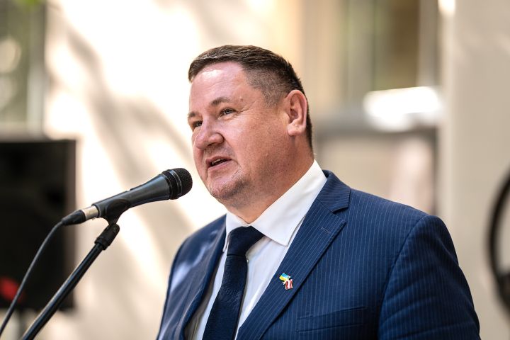 Vairāki opozīcijas deputāti Ogrē prasa Egila Helmaņa atbrīvošanu no amata