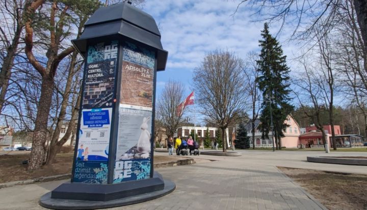 Pirms svētkiem sakopj Ogres pašvaldībai piederošos reklāmas stendus un afišu stabus