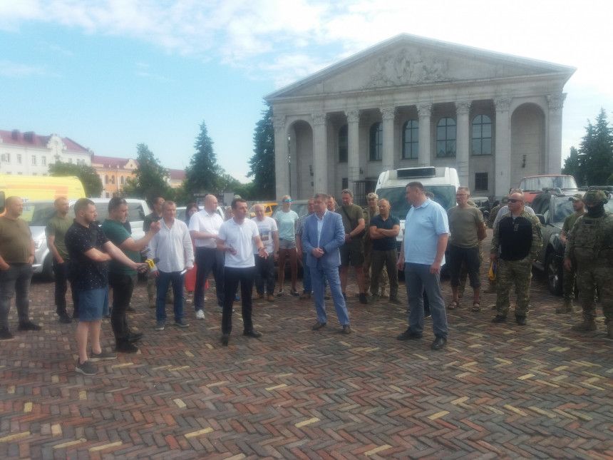 Reportāža no kara plosītās Ukrainas: Viesnīcas bez logiem, sadegušas automašīnas, vāzes ar ziediem bojāgājušiem