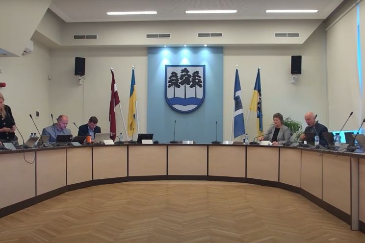 Attēls rakstam: Ogres novada pašvaldības domes sēde. Grozījumi ar zemtekstu: pozīcija izpilda, opozīcija iebilst