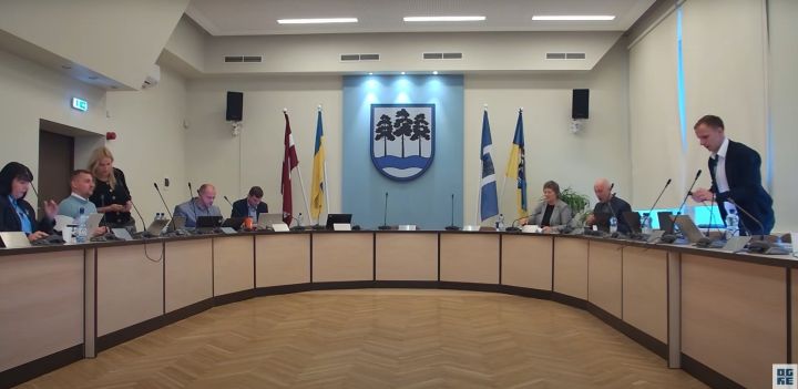 Ogres novada pašvaldības domes sēde. Grozījumi ar zemtekstu: pozīcija izpilda, opozīcija iebilst
