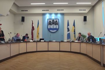 Attēls rakstam: Ogres novada pašvaldības domes sēde. Grozījumi ar zemtekstu: pozīcija izpilda, opozīcija iebilst