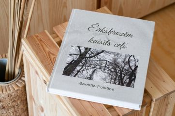 Attēls rakstam: Tikšanās ar grāmatas "Ērkšķrozēm kaisīts ceļš” autori un galveno varoni 