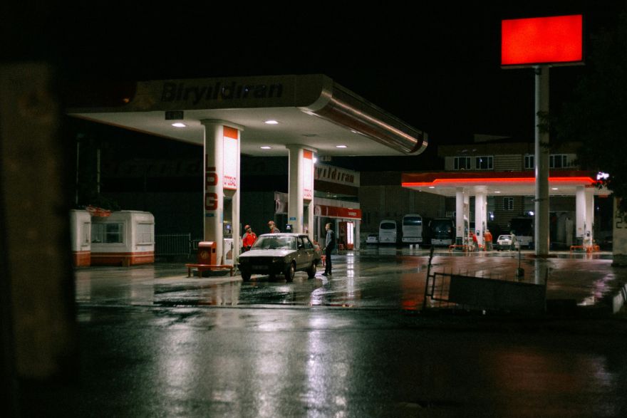 Dīzeļdegvielas cena nokritusies zem 2 eiro - Baltijas valstīs degvielas cenas krītas