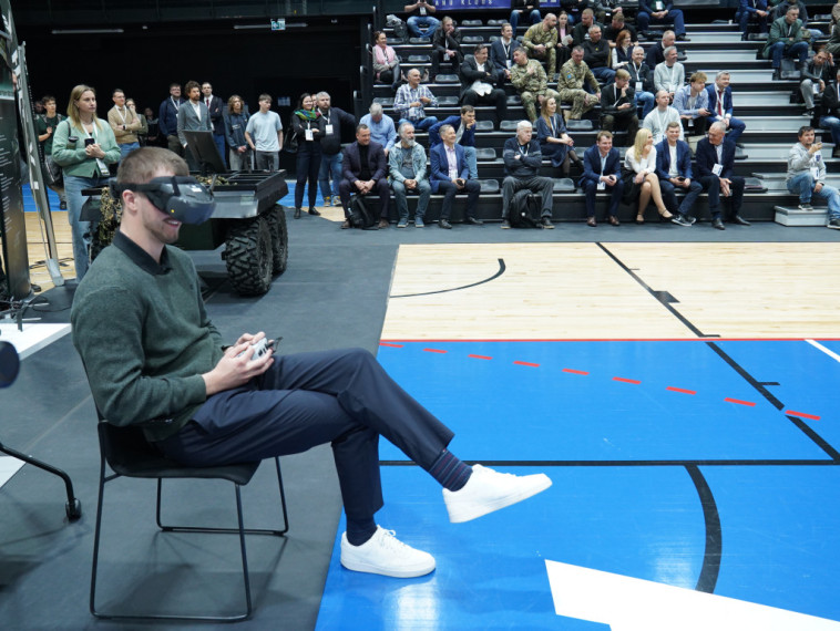 FOTO: Droni kā nākotnes aizsardzības un ekonomikas balsts - forumā Ogrē pulcējās uzņēmēji, eksperti un interesenti