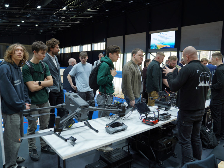 FOTO: Droni kā nākotnes aizsardzības un ekonomikas balsts - forumā Ogrē pulcējās uzņēmēji, eksperti un interesenti