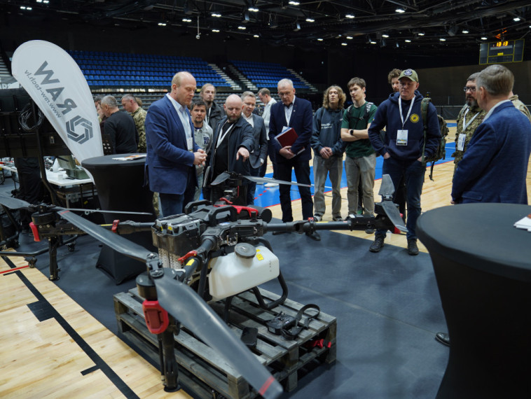 FOTO: Droni kā nākotnes aizsardzības un ekonomikas balsts - forumā Ogrē pulcējās uzņēmēji, eksperti un interesenti