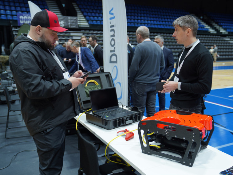 FOTO: Droni kā nākotnes aizsardzības un ekonomikas balsts - forumā Ogrē pulcējās uzņēmēji, eksperti un interesenti