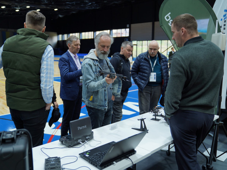 FOTO: Droni kā nākotnes aizsardzības un ekonomikas balsts - forumā Ogrē pulcējās uzņēmēji, eksperti un interesenti