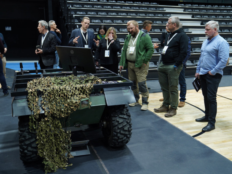 FOTO: Droni kā nākotnes aizsardzības un ekonomikas balsts - forumā Ogrē pulcējās uzņēmēji, eksperti un interesenti