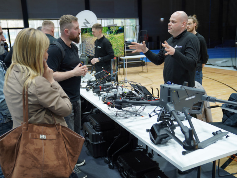 FOTO: Droni kā nākotnes aizsardzības un ekonomikas balsts - forumā Ogrē pulcējās uzņēmēji, eksperti un interesenti