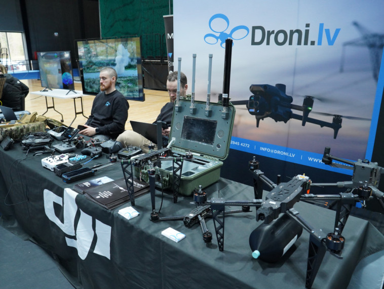 FOTO: Droni kā nākotnes aizsardzības un ekonomikas balsts - forumā Ogrē pulcējās uzņēmēji, eksperti un interesenti