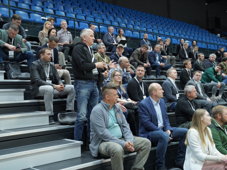 FOTO: Droni kā nākotnes aizsardzības un ekonomikas balsts - forumā Ogrē pulcējās uzņēmēji, eksperti un interesenti