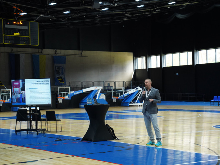 FOTO: Droni kā nākotnes aizsardzības un ekonomikas balsts - forumā Ogrē pulcējās uzņēmēji, eksperti un interesenti