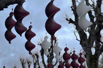 Attēls rakstam: FOTO: Lietussargi dodas atpūtā: Ogres gājēju ielā jauni, patriotiski rotājumi