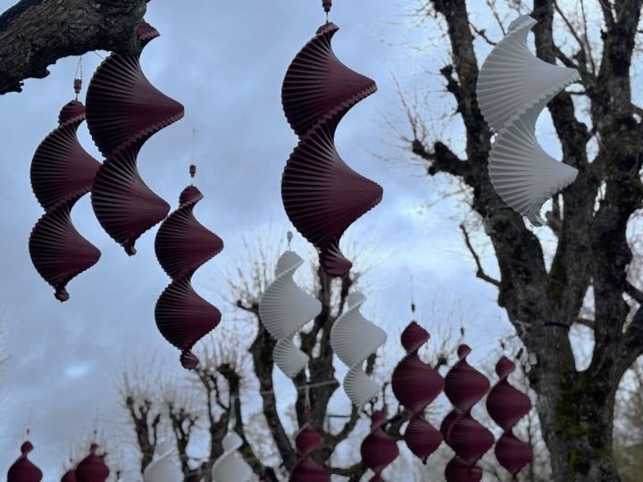 FOTO: Lietussargi dodas atpūtā: Ogres gājēju ielā jauni, patriotiski rotājumi