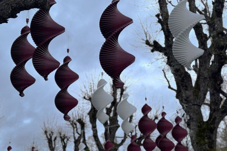 Attēls rakstam: FOTO: Lietussargi dodas atpūtā: Ogres gājēju ielā jauni, patriotiski rotājumi