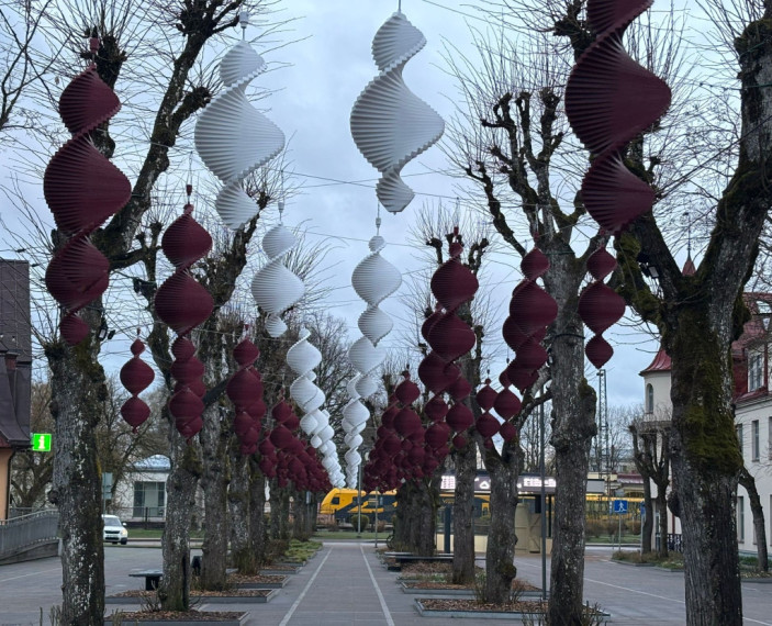 FOTO: Lietussargi dodas atpūtā: Ogres gājēju ielā jauni, patriotiski rotājumi