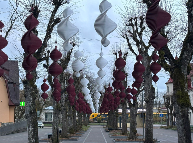 FOTO: Lietussargi dodas atpūtā: Ogres gājēju ielā jauni, patriotiski rotājumi