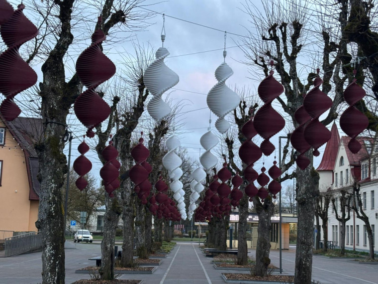 FOTO: Lietussargi dodas atpūtā: Ogres gājēju ielā jauni, patriotiski rotājumi
