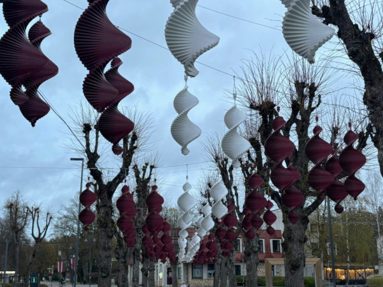FOTO: Lietussargi dodas atpūtā: Ogres gājēju ielā jauni, patriotiski rotājumi