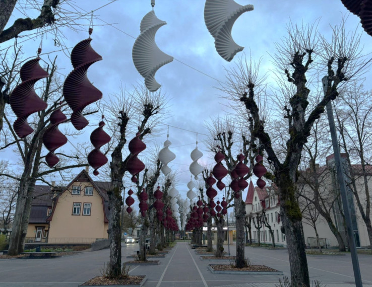 FOTO: Lietussargi dodas atpūtā: Ogres gājēju ielā jauni, patriotiski rotājumi