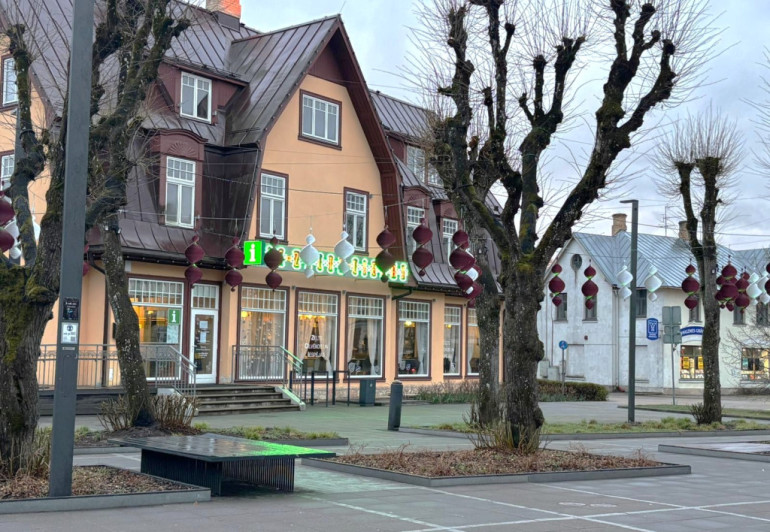 FOTO: Lietussargi dodas atpūtā: Ogres gājēju ielā jauni, patriotiski rotājumi