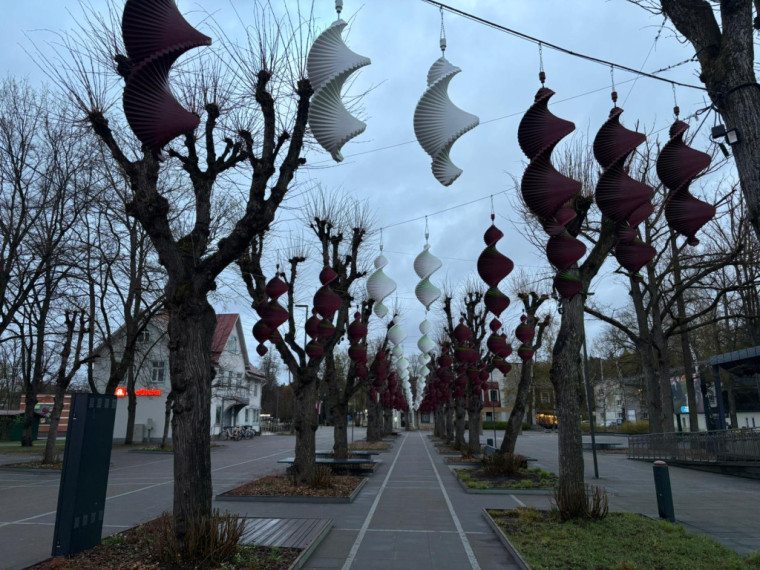 FOTO: Lietussargi dodas atpūtā: Ogres gājēju ielā jauni, patriotiski rotājumi