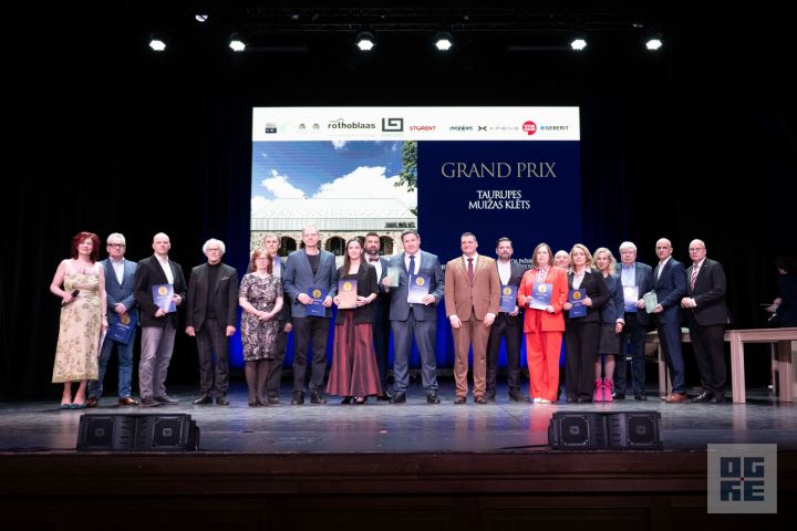 FOTO: Taurupes muižas klēts "Latvijas būvniecības gada balvas 2025" ceremonijā saņem galveno balvu