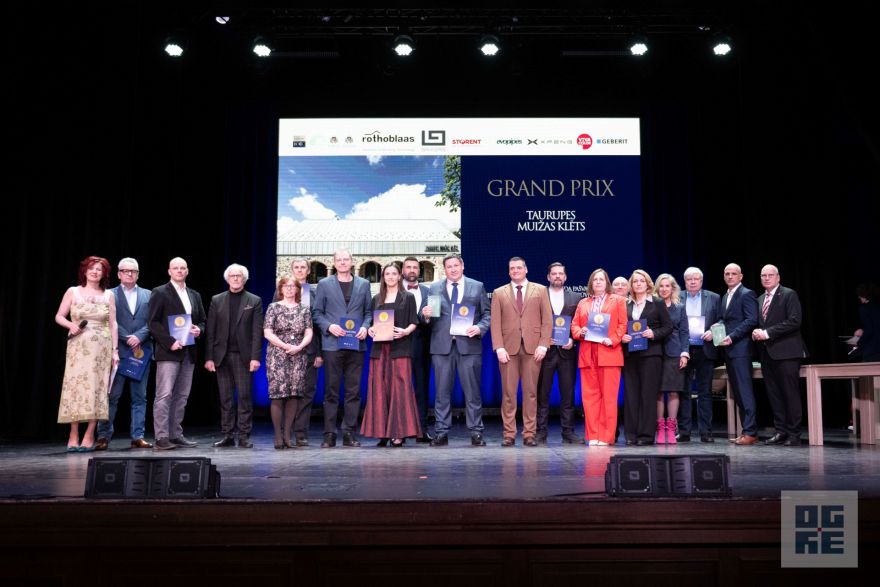 FOTO: Taurupes muižas klēts "Latvijas būvniecības gada balvas 2025" ceremonijā saņem galveno balvu