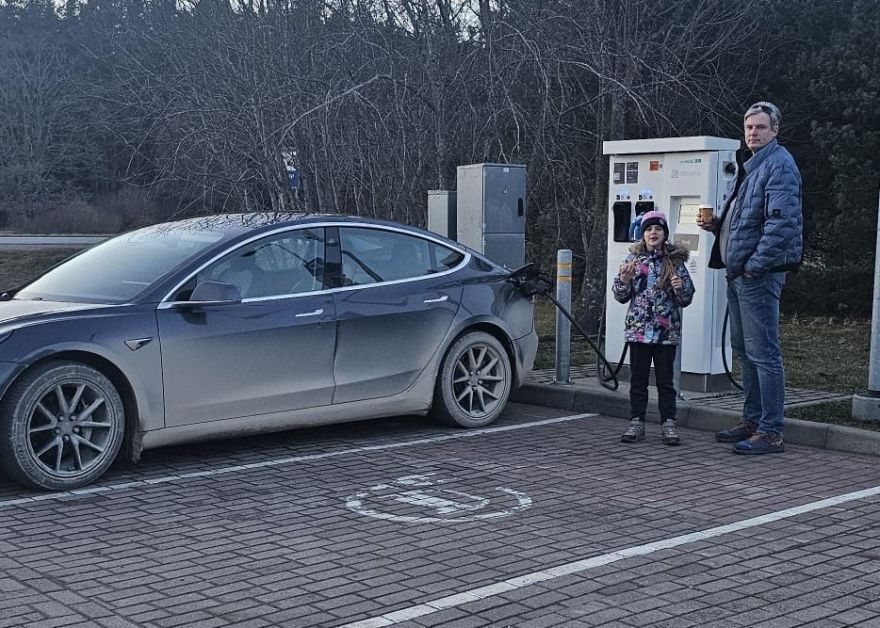 Plaši pieejama uzlāde – elektromobilitātes pamats