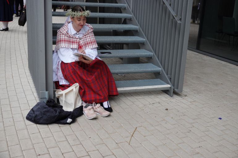 Foto klubs &quot;Ogre&quot; dalās ar aizkulišu kadriem no XIII Latvijas Skolu jaunatnes dziesmu un deju svētkiem