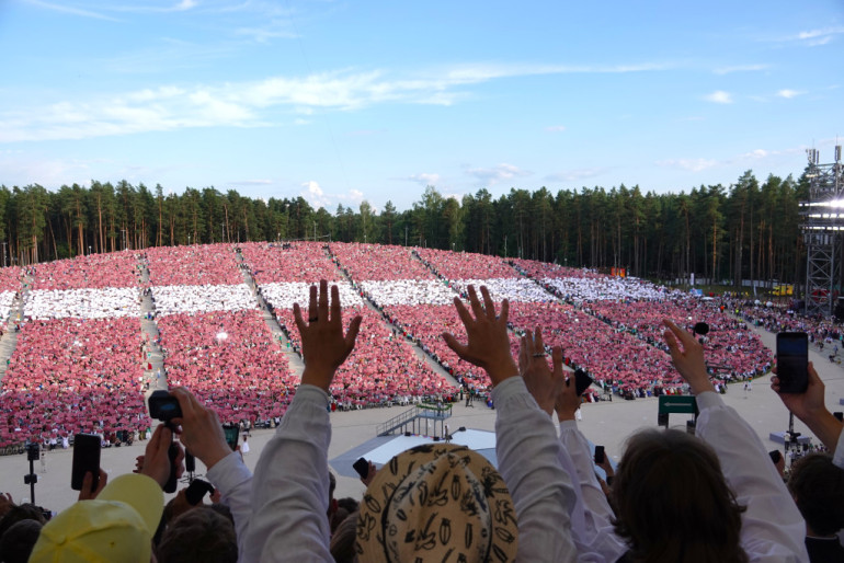 Foto klubs &quot;Ogre&quot; dalās ar aizkulišu kadriem no XIII Latvijas Skolu jaunatnes dziesmu un deju svētkiem