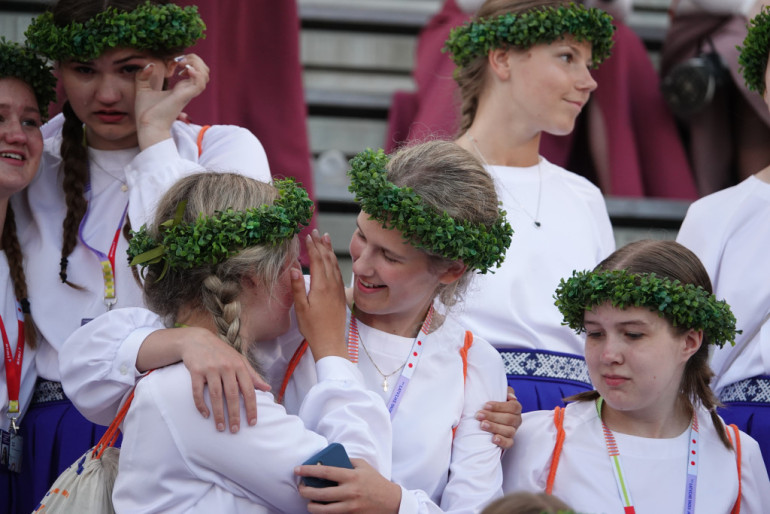 Foto klubs &quot;Ogre&quot; dalās ar aizkulišu kadriem no XIII Latvijas Skolu jaunatnes dziesmu un deju svētkiem