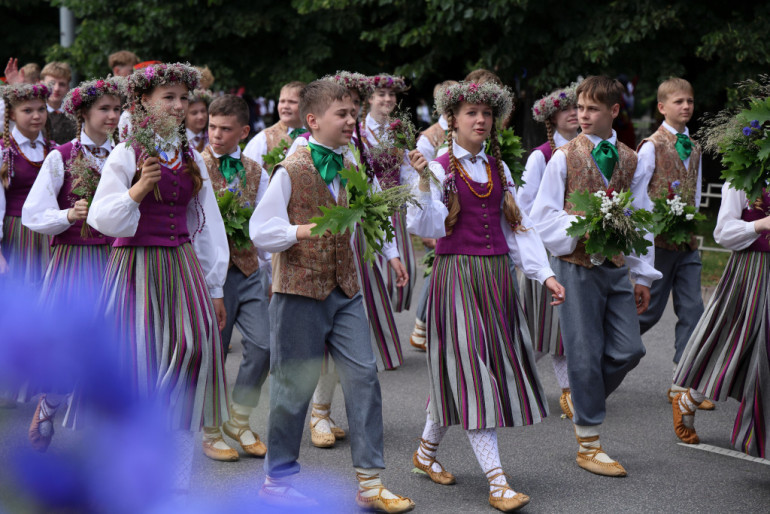 Foto klubs &quot;Ogre&quot; dalās ar aizkulišu kadriem no XIII Latvijas Skolu jaunatnes dziesmu un deju svētkiem