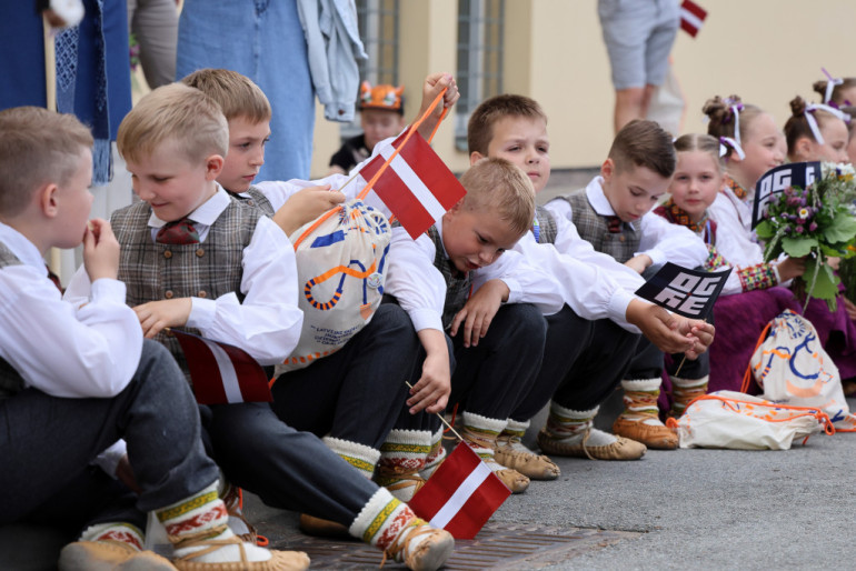 Foto klubs &quot;Ogre&quot; dalās ar aizkulišu kadriem no XIII Latvijas Skolu jaunatnes dziesmu un deju svētkiem