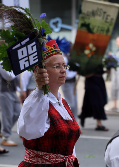 Foto klubs &quot;Ogre&quot; dalās ar aizkulišu kadriem no XIII Latvijas Skolu jaunatnes dziesmu un deju svētkiem
